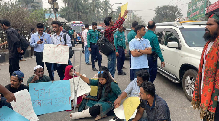 ছাত্র-জনতার সড়ক অবরোধ আসাদ গেটে