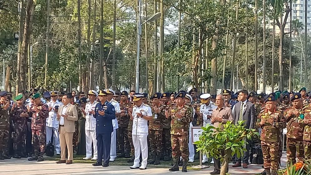 স্বরাষ্ট্র উপদেষ্টাসহ তিন বাহিনী প্রধানের শ্রদ্ধা সামরিক কবরস্থানে 
