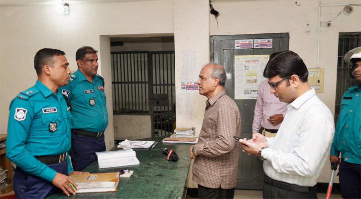 ভোরে স্বরাষ্ট্র উপদেষ্টার ৪ থানা পরিদর্শন, দুই পুলিশ বরখাস্ত