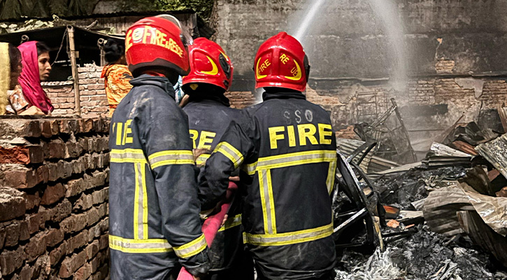গাবতলী শাহী মসজিদ বস্তিতে আগুন, পুড়লো ২শ ঘর ও ২টি বাস