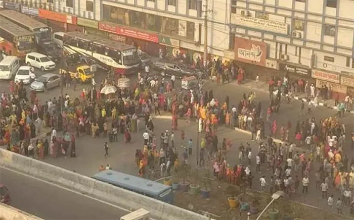 সড়ক দুর্ঘটনায় বনানীতে পোশাকশ্রমিক নিহত, সড়ক অবরোধ