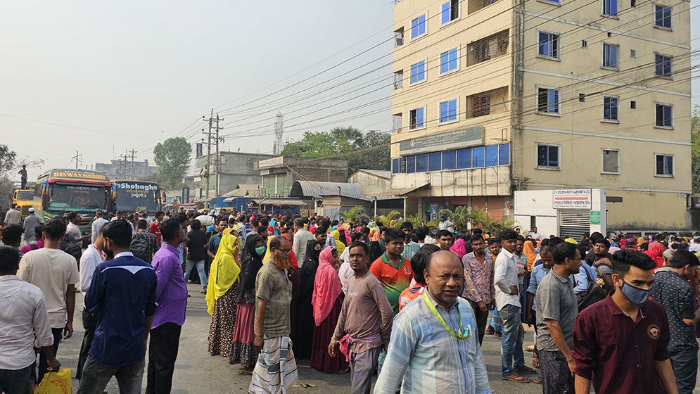 দুর্ঘটনায় পোশাক শ্রমিক নিহত, গাজীপুরে সড়ক অবরোধ ও বিক্ষোভ