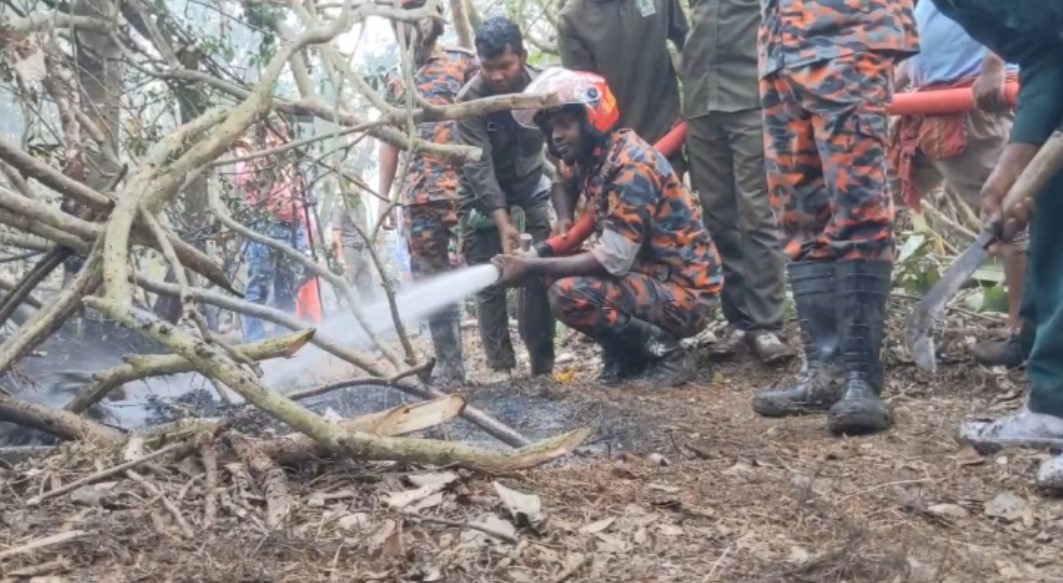 রাতভর চেষ্টায় সুন্দরবনের আগুন নিয়ন্ত্রণে 