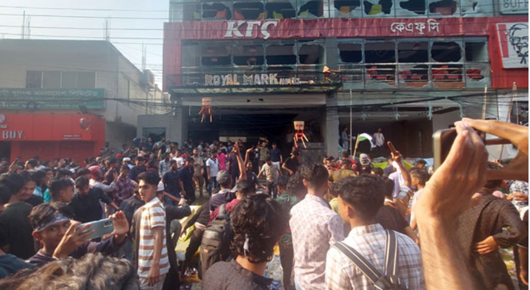 সোমবারের ব্যবসা প্রতিষ্ঠানে হামলার ঘটনায় গ্রেফতার ৭২