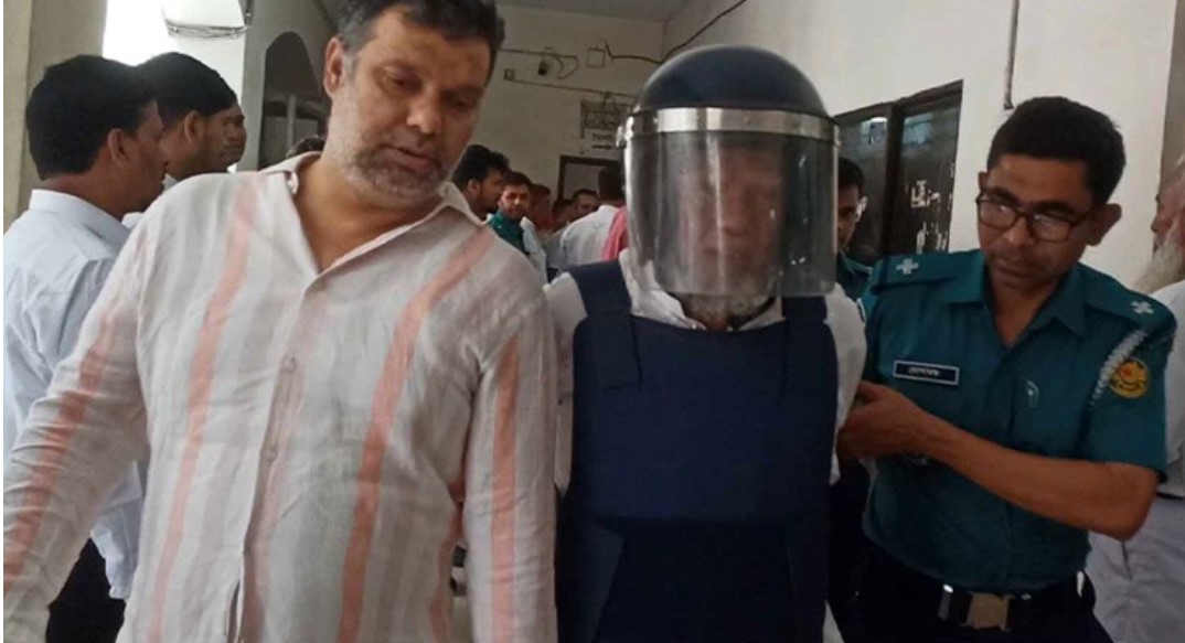 আমু কাঠগড়ায় দাঁড়িয়ে চেয়ার চাইলেন 