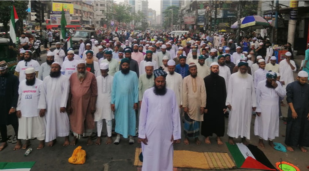 ‘মার্চ ফর গাজা’: মুসল্লিদের নামাজ আদায় সড়কে 
