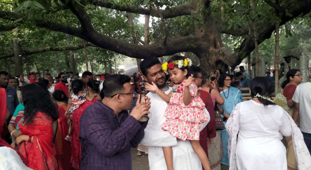 বর্ষবরণে হাজারো মানুষের ঢল রমনায় 