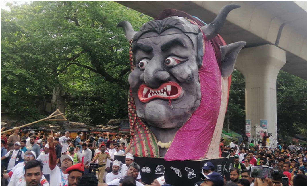 আগুনে জ্বালিয়েও শোভাযাত্রায় ঠেকানো যায়নি ‘ফ্যাসিবাদের মুখাকৃতি’