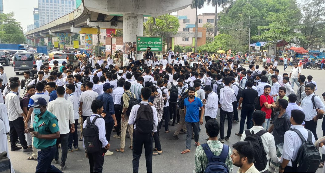  ৬ দফা দাবি আদায়ে সাতরাস্তা মোড়ে অবস্থান পলিটেকনিক শিক্ষার্থীদের