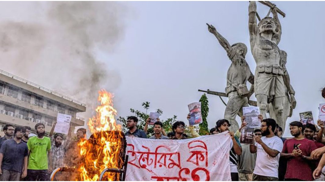 কুয়েট ভিসির পদত্যাগ দাবি: প্রতীকী গদি জ্বালালেন শিক্ষার্থীরা