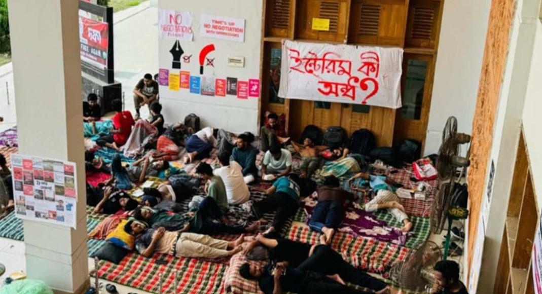 কুয়েটে অনশন: দাবি আদায়ে উপদেষ্টাদের দৃষ্টি আকর্ষণ