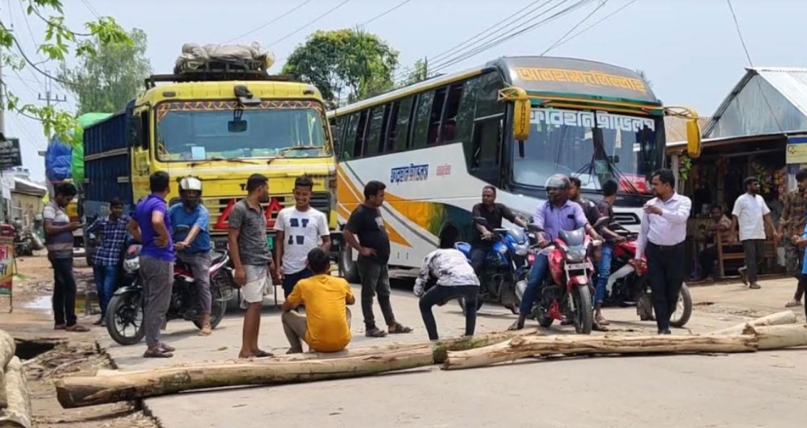 লালমনিরহাটে ‘বুড়িমারী এক্সপ্রেস’ চালুর দাবিতে রেলপথ ও সড়কপথ অবরোধ 