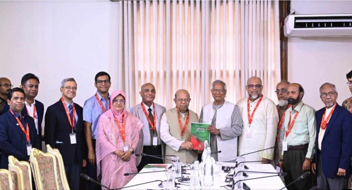 প্রধান উপদেষ্টার কাছে প্রতিবেদন জমা দিয়েছে স্বাস্থ্য সংস্কার কমিশন