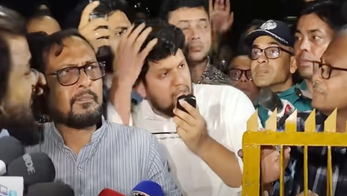 উপদেষ্টা মাহফুজ আলমকে বোতল নিক্ষেপকারীর পরিচয় প্রকাশ