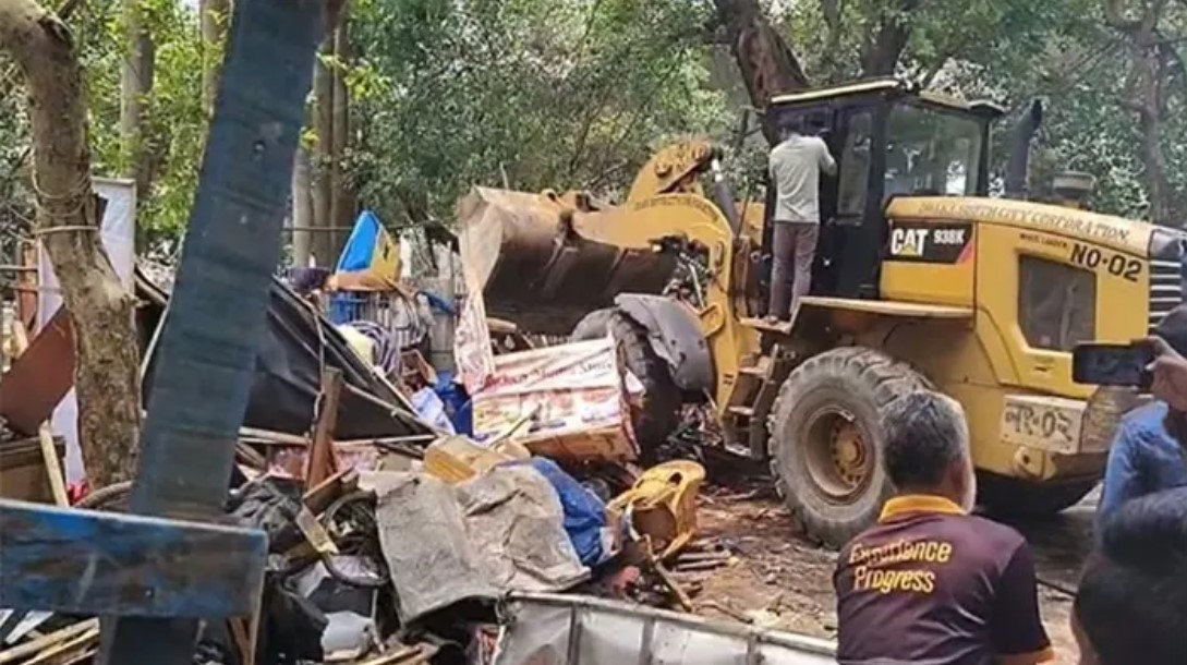 সোহরাওয়ার্দী উদ্যানের অবৈধ দোকান-স্থাপনা গুঁড়িয়ে দেয়া হচ্ছে 