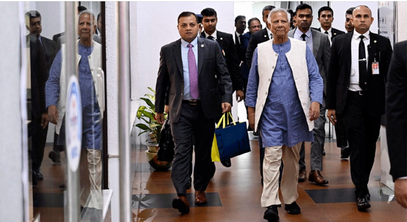 প্রধান উপদেষ্টা দেশে ফিরেছেন 