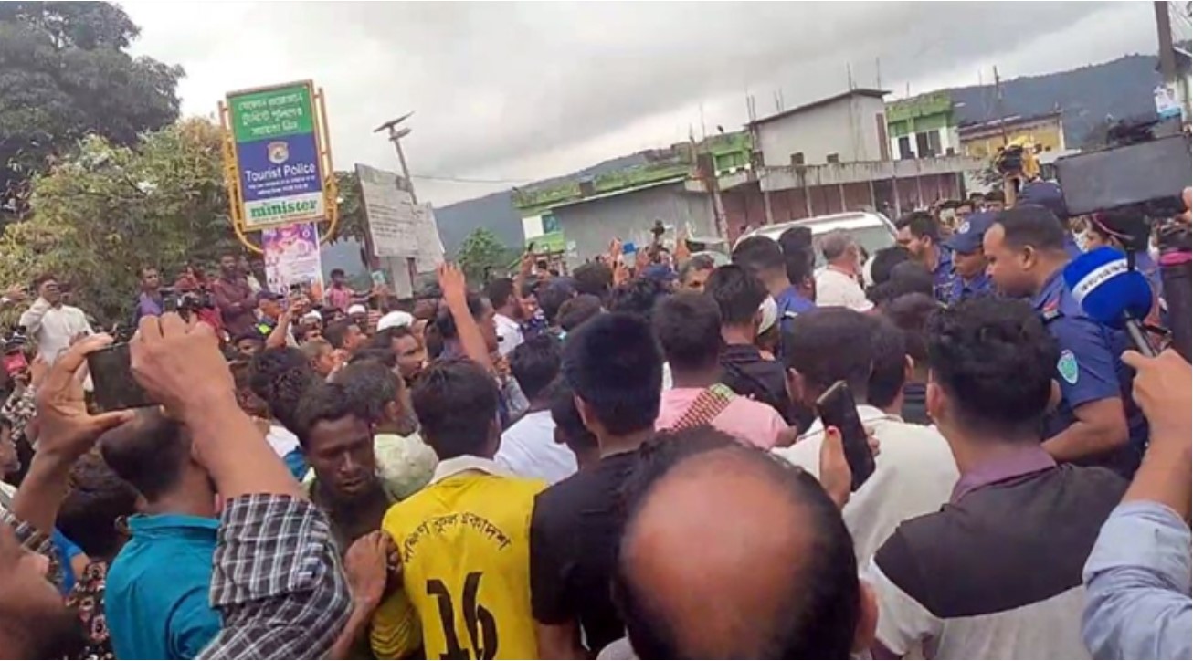 দুই উপদেষ্টার গাড়িবহর আটকে বিক্ষোভ জাফলংয়ে 