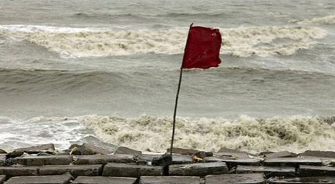 সমুদ্র বন্দরে ৩ নম্বর সংকেত, পাহাড়ী এলাকায় ভূমিধসের আশঙ্কা