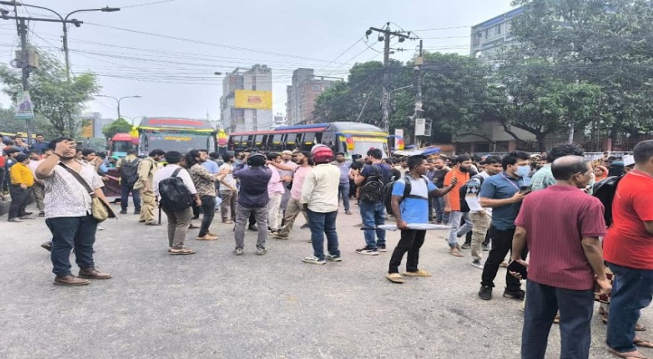 ইউআইইউ শিক্ষার্থীদের নতুন বাজার সড়ক অবরোধ