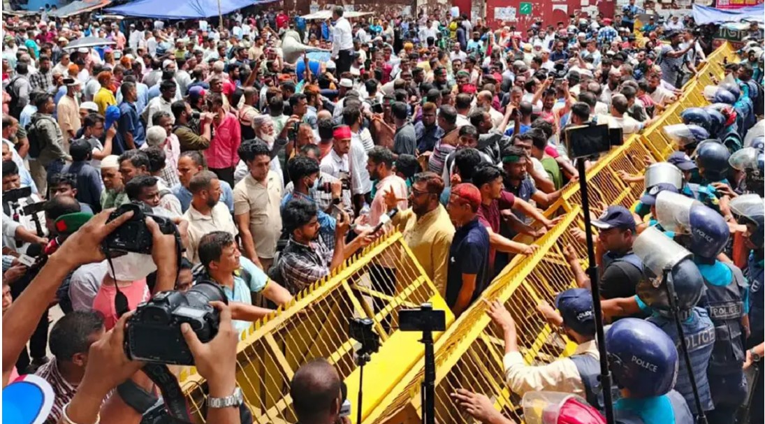 ৩ দফা দাবি: চাকরিচ্যুত বিডিআরদের শাহবাগ অবরোধ