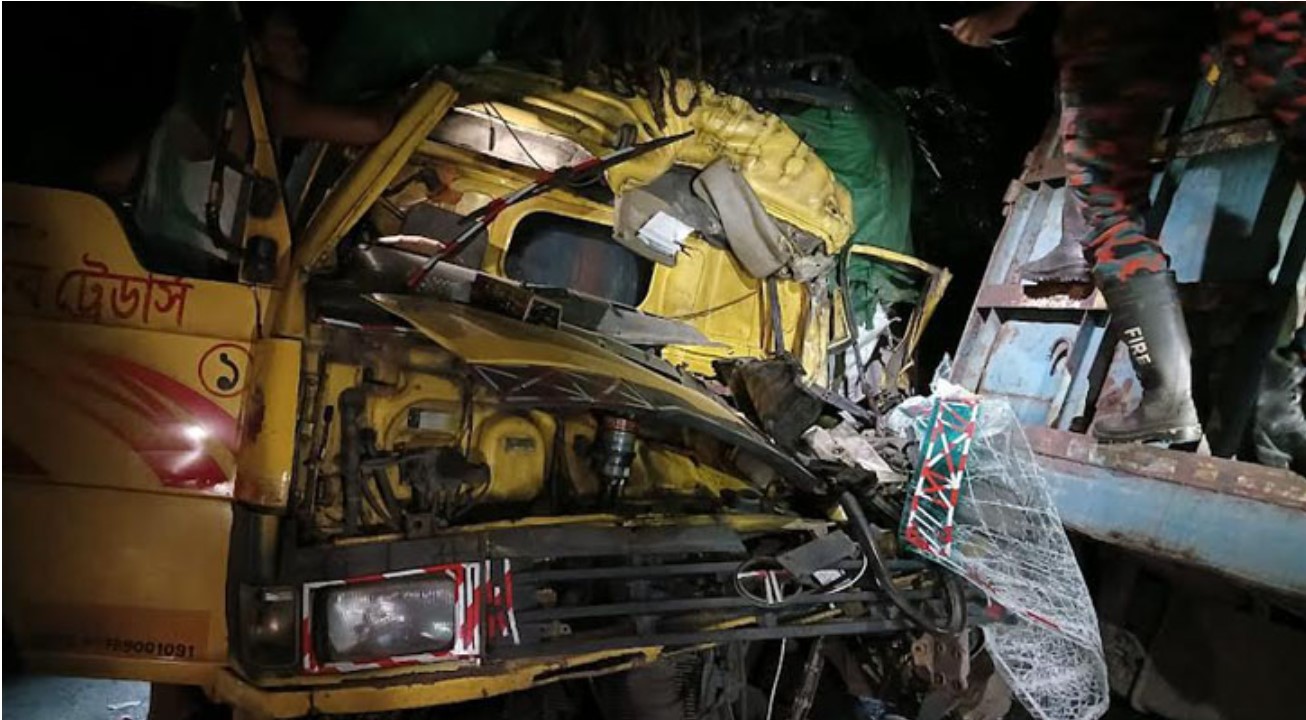 বরিশালের উজিরপুরে দুই ট্রাকের সংঘর্ষে হেলপারসহ নিহত-২
