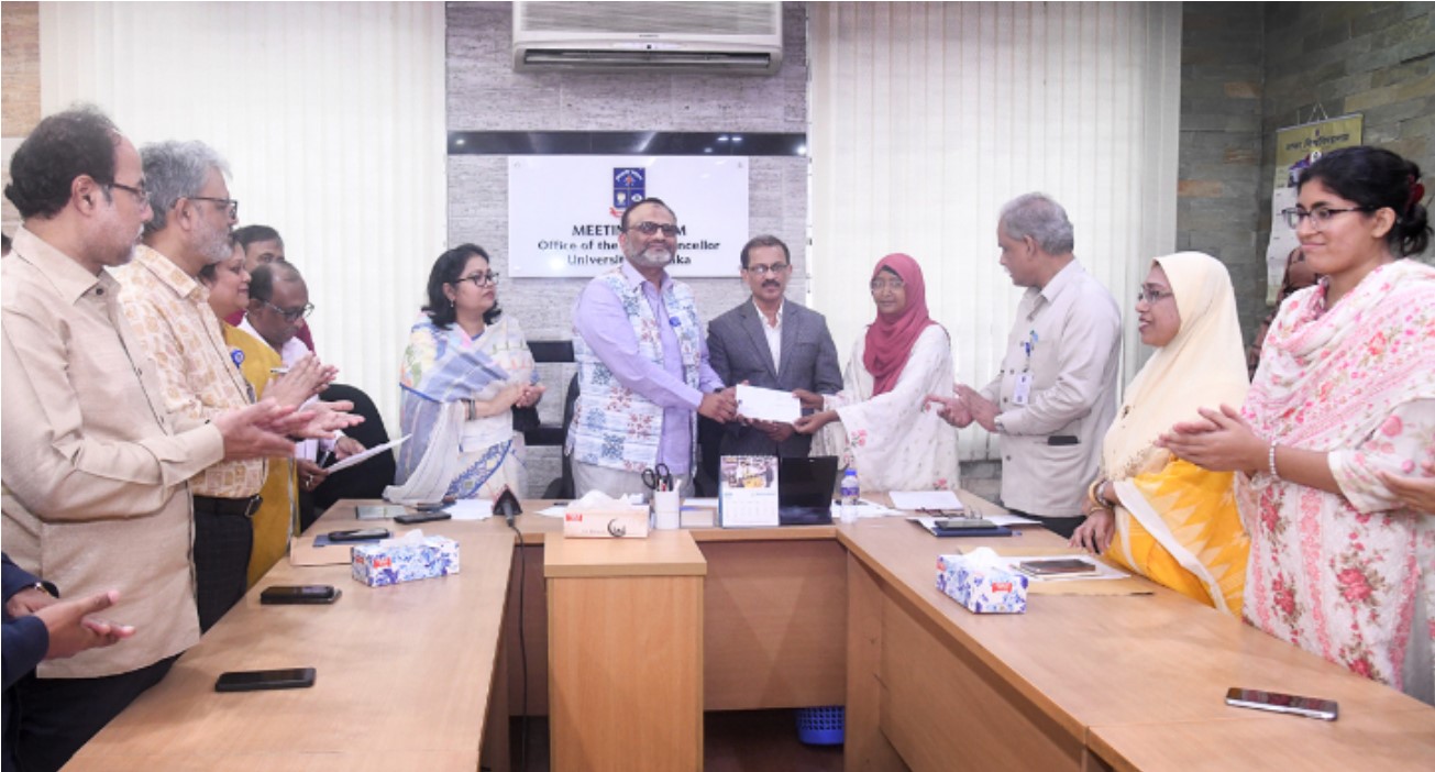 ঢাবির ৫ হলের ছাত্রীরা আপৎকালীন অর্থ সহায়তা পেলেন 