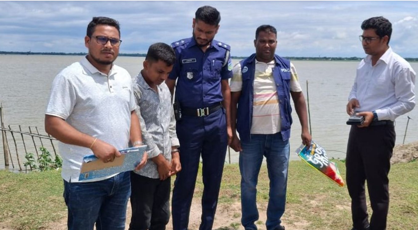 মাদকাসক্ত ছেলেকে প্রশাসনের হাতে দিলেন মা