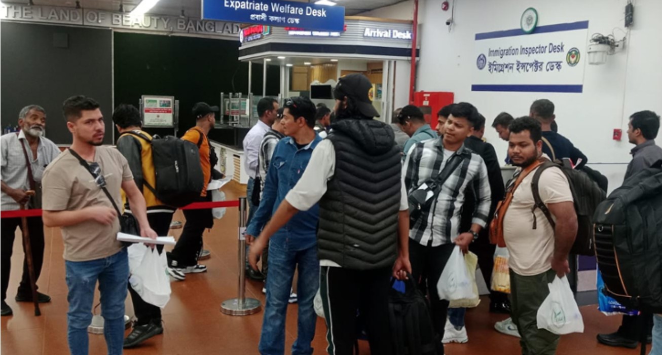 ইরানের তেহরান থেকে দ্বিতীয় দফায় ৩২ বাংলাদেশি ফিরলেন