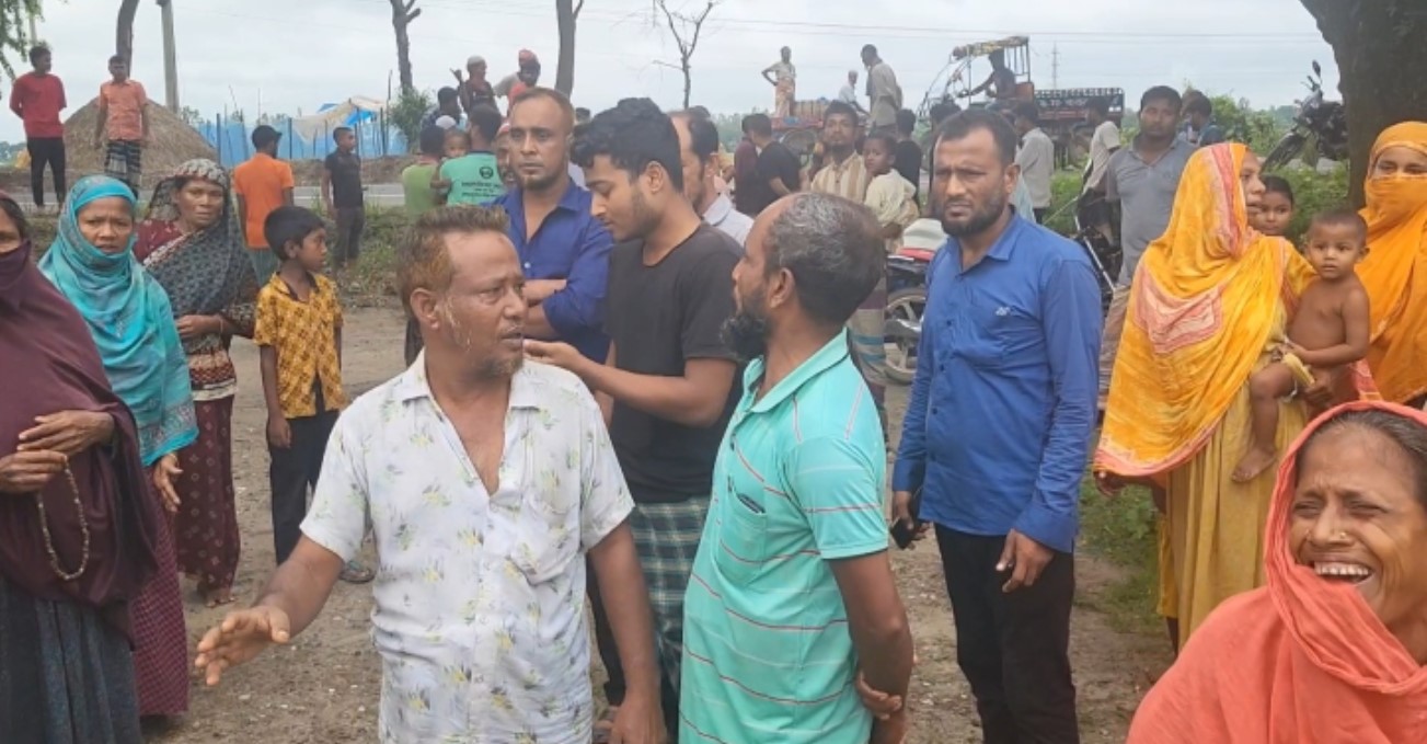 বাবাকে হাসপাতালে নেওয়ার পথে ছেলেসহ ট্রাকচাপায় দুজনের মৃত্যু