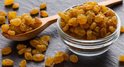 কিশমিশ ভিজিয়ে খেলে বেশি উপকার পাওয়া যায়