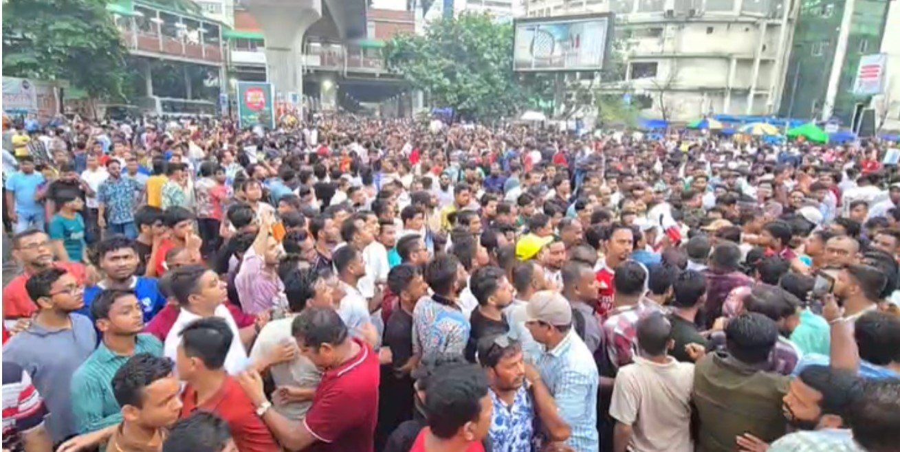 শাহবাগ মোড় অবরোধ করেছে স্বেচ্ছাসেবক দল