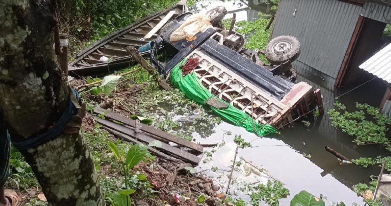 মাদরীপুরে পিকআপ নিয়ন্ত্রণ হারিয়ে খালে, নিহত ১