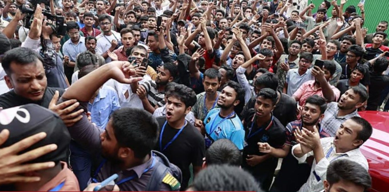 মাইলস্টোন শিক্ষার্থীরা রাস্তায়, ৬ দাবিতে বিক্ষোভ