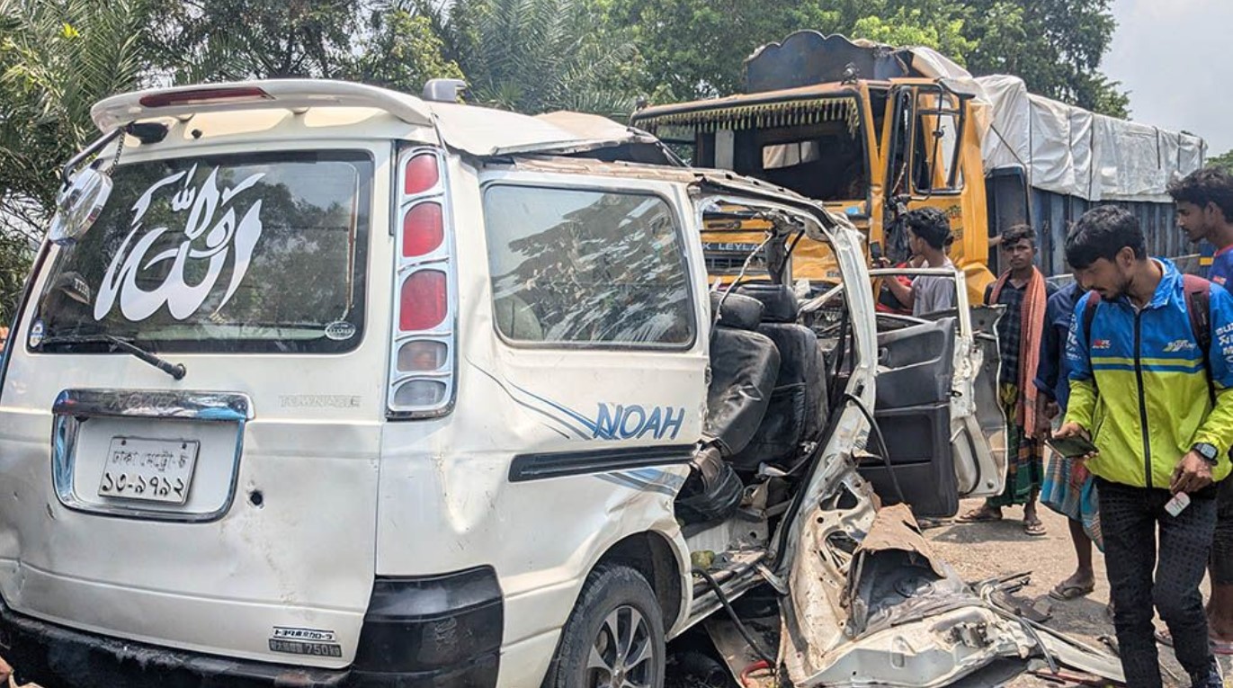 নাটোরের বনপাড়া-হাটিকুমরুল মহাসড়কে ট্রাকচাপায় প্রাণ গেল ৫ নারীসহ ৬ জনের