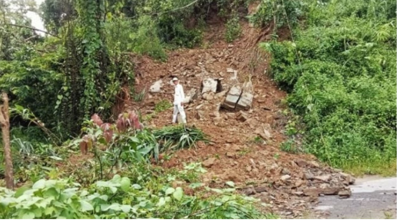 রাঙামাটির সাজেকে পাহাড় ধস, আটকা পড়েছেন প্রায় ৪২৫ পর্যটক