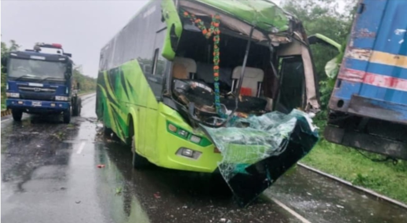 ঢাকা-ভাঙ্গা এক্সপ্রেসওয়েতে বাস-মাইক্রোবাস-কাভার্ডভ্যান সংঘর্ষে নিহত ২
