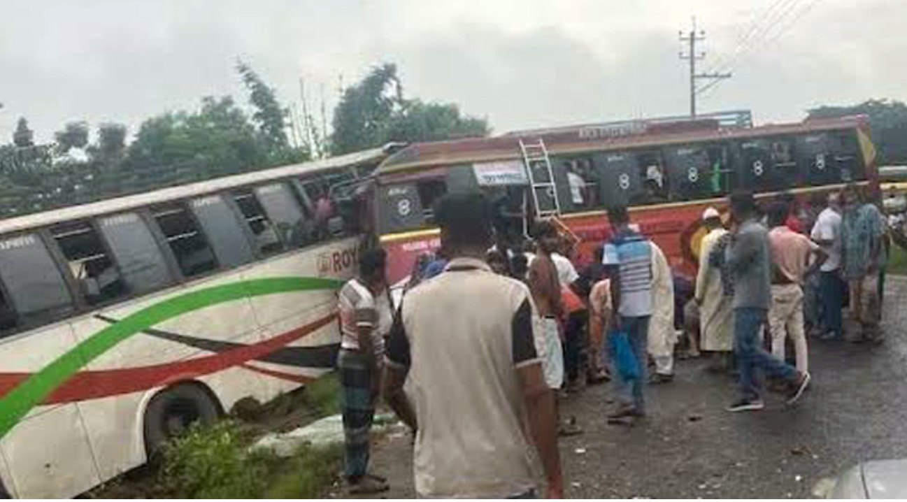 ফরিদপুরের করিমপুরে দুই বাসের সংঘর্ষে নিহত ৩