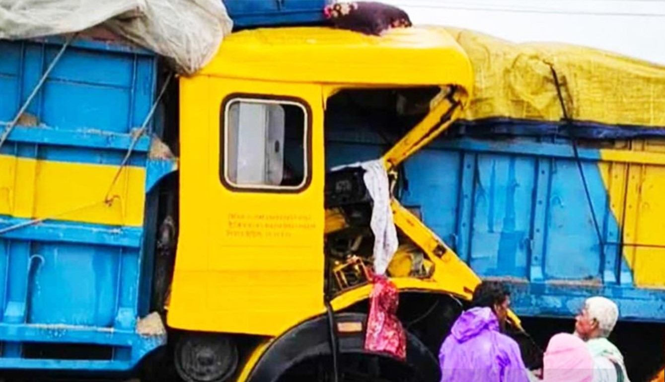 ট্রাকে আরেক ট্রাকের ধাক্কা, নিহত ১