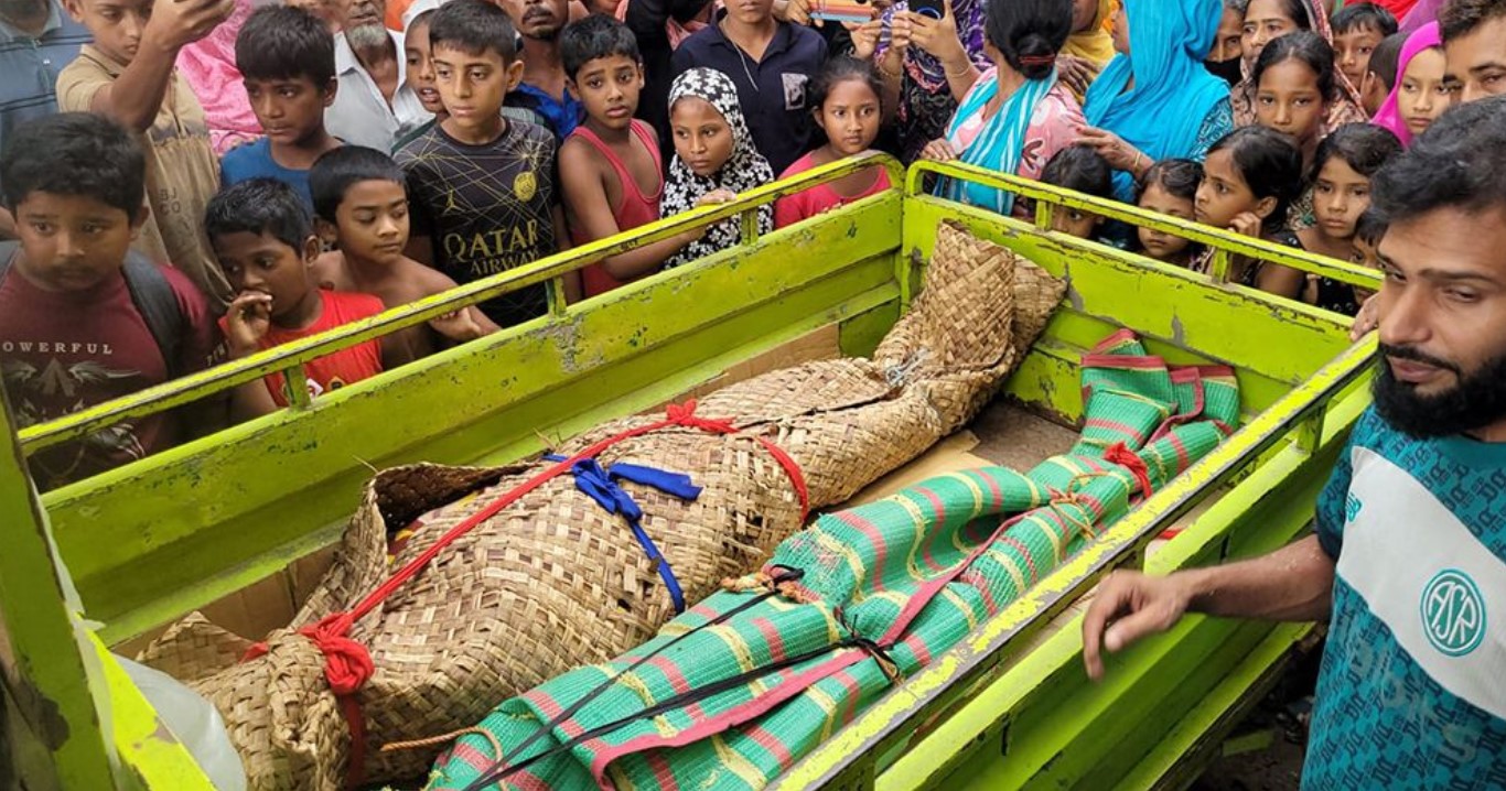 ঘরে স্ত্রী-মেয়ের লাশ ফেলে পালাল স্বামী
