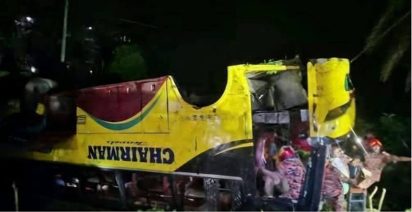 ফরিদপুরের ভাঙ্গায় বাস নিয়ন্ত্রণ হারিয়ে খাদে, চালক নিহত 