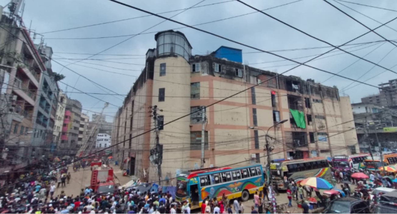 রাজধানীর গুলিস্তানে সুন্দরবন মার্কেটের আগুন নিয়ন্ত্রণে 