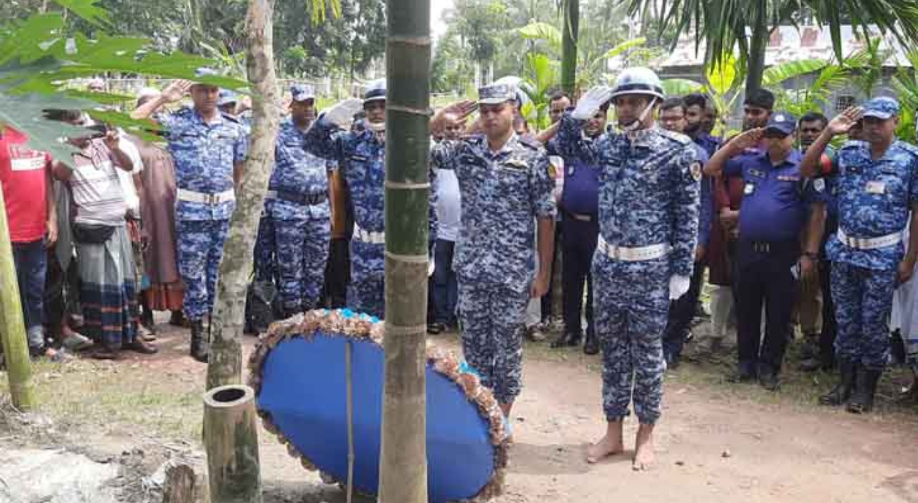 বিমান বিধ্বস্তে নিহত বাগেরহাটের ফাতেমার কবরে বিমানবাহিনীর শ্রদ্ধা