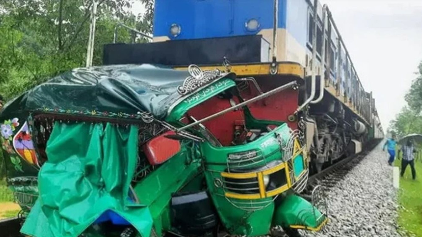 কক্সবাজারের রামুতে অটোরিকশায় ট্রেনের ধাক্কায় নিহত ৪ 