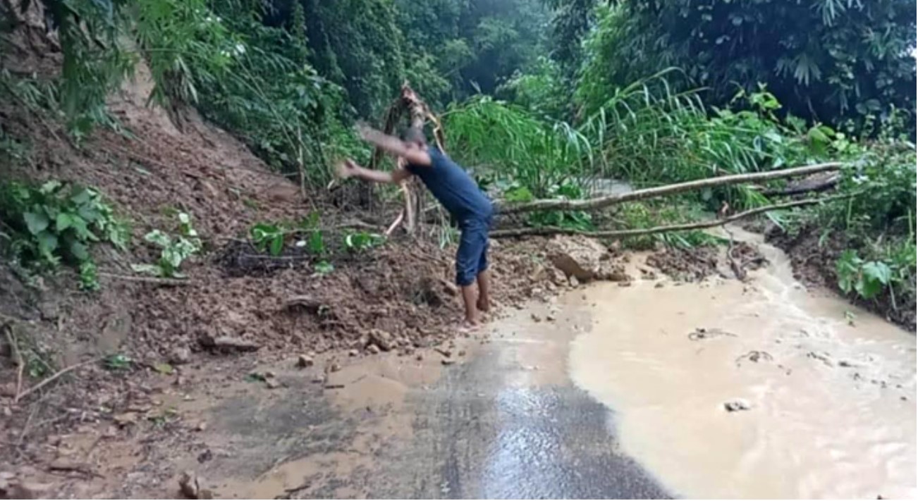 রাঙামাটির বাঘাইছড়িতে পাহাড় ধসে সড়ক যোগাযোগ সাময়িক বন্ধ