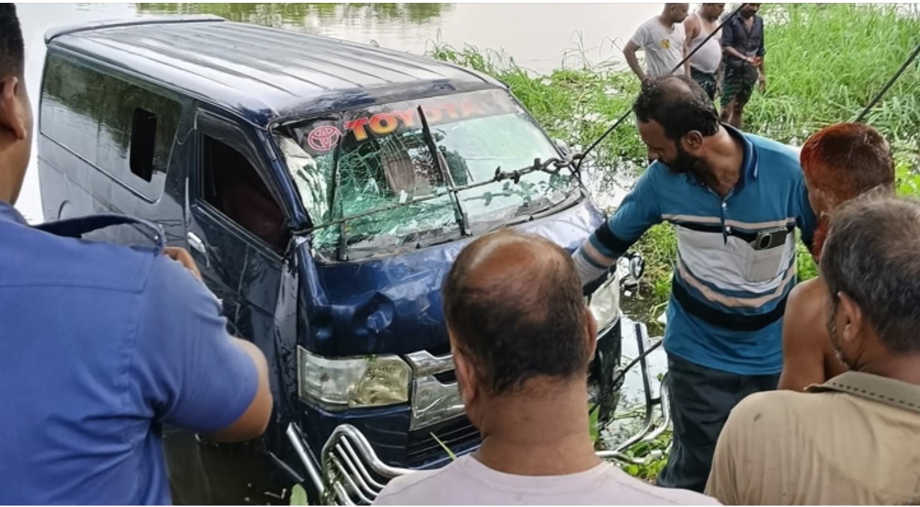 নোয়াখালীর বেগমগঞ্জে মাইক্রোবাস খালে,  ৭ জন নিহত