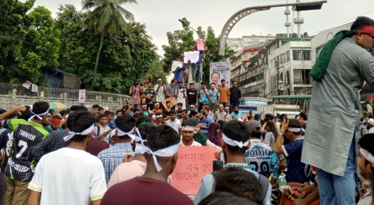 শিক্ষার্থীদের অবরোধ: অধ্যাদেশের দাবিতে সায়েন্সল্যাব মোড়ে, যাত্রীরা ভোগান্তিতে