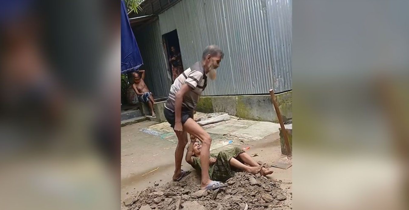 ভাইরাল ভিডিও: জীবন্ত স্ত্রীকে মাটিচাপা দেওয়ার চেষ্টা