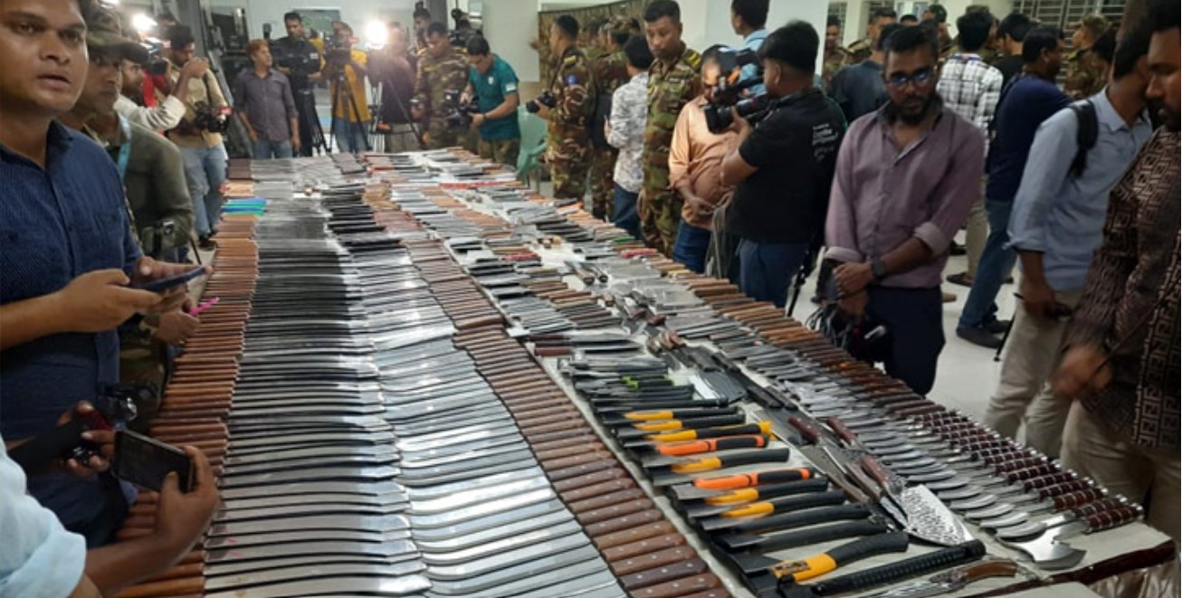 সেনাবাহিনীর অভিযানে নিউমার্কেটে প্রায় ১১০০ ধারালো অস্ত্র উদ্ধার