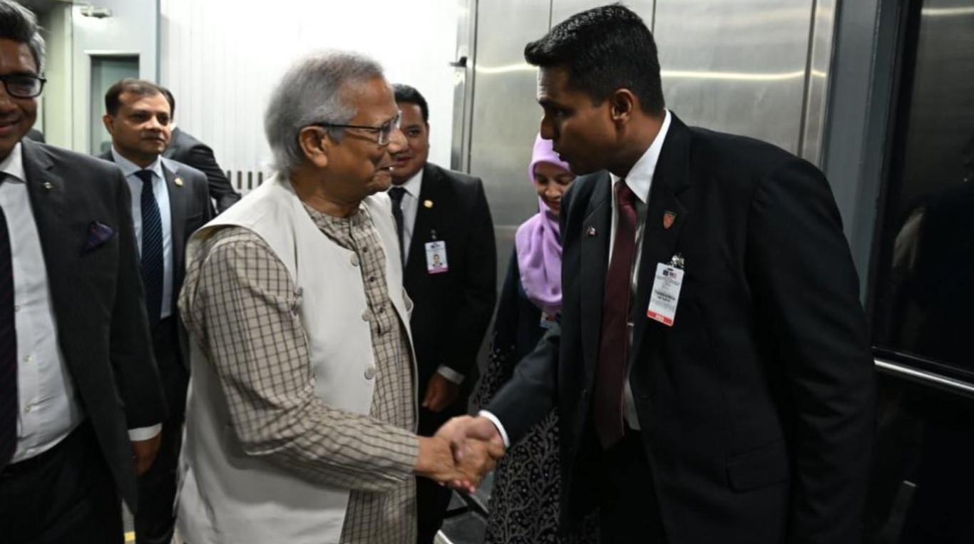 প্রধান উপদেষ্টা মালয়েশিয়ায় পৌঁছেছেন 