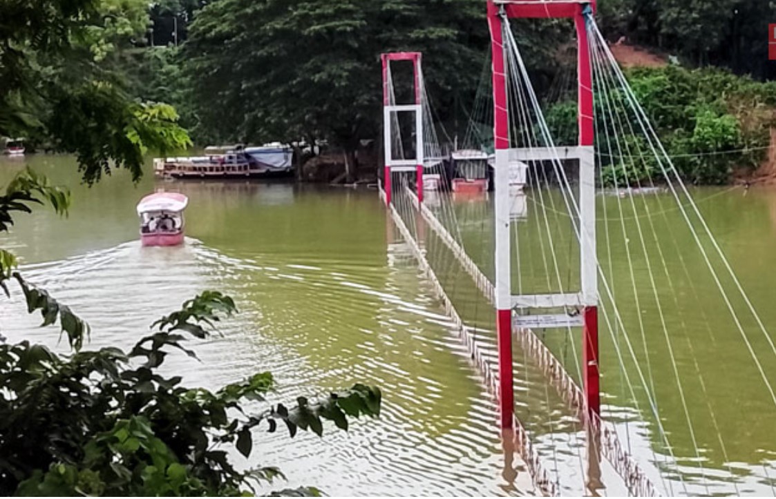 পর্যটকরা হতাশ: এখনও ডুবে আছে রাঙামাটির সিম্বল ‘ঝুলন্ত সেতু’ 